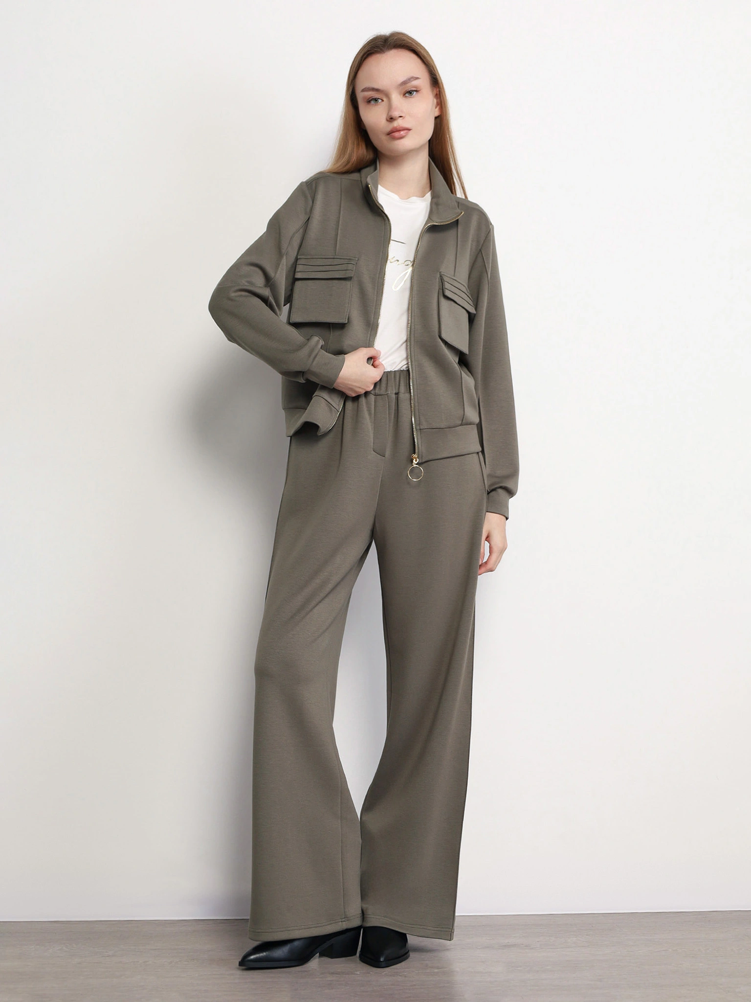 Куртка трикотажная цвета хаки с накладными карманами